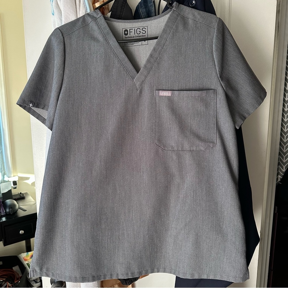 FIGS Catarina scrub top in GRAPHITE